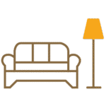 ein Sofa und eine Stehlampe in einer eigenen Wohnung